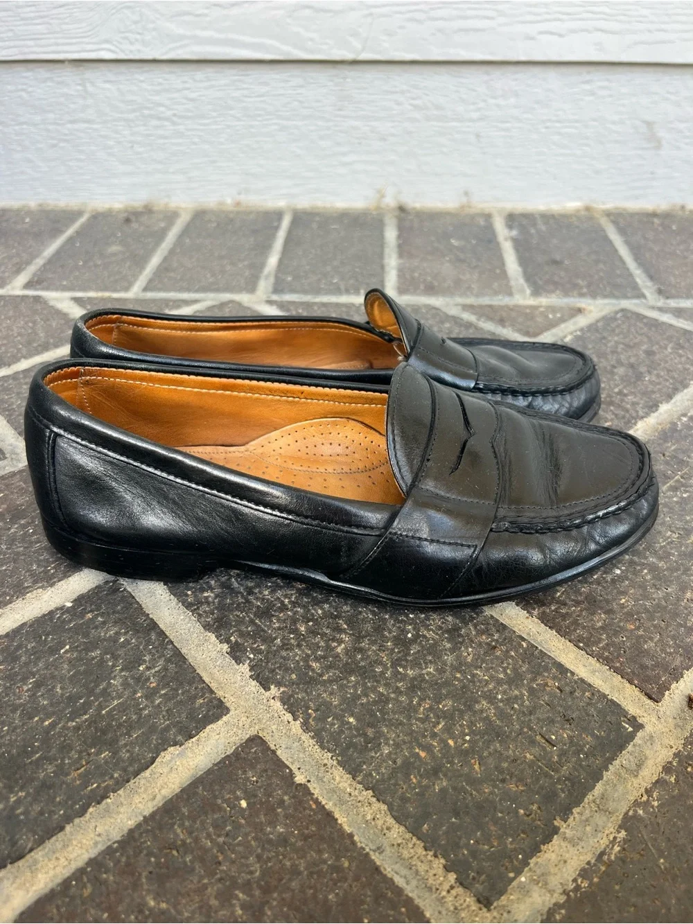 Men’s 8 G.H. Bass & Co. Black Leather Loafers